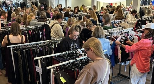 Massive sale of gently-used Lululemon and Aritzia clothing happening in Kelowna this weekend